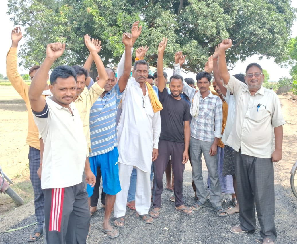 Budaun News: सड़क बनते ही उखड़ने का आरोप, ग्रामीणों का प्रदर्शन
