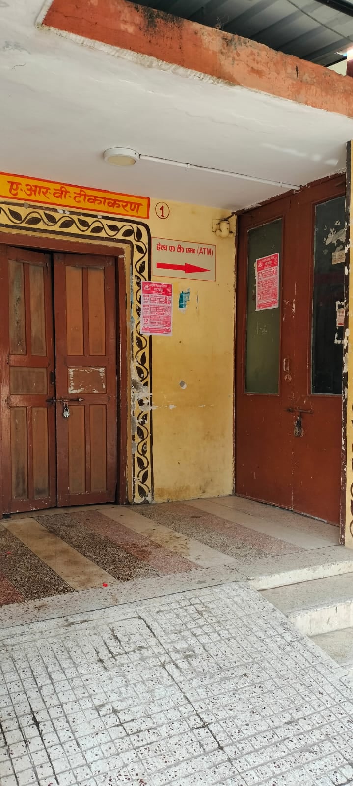 Shahjahanpur News: एनएचएम के 1400 कर्मचारी हड़ताल पर... स्वास्थ्य इकाइयों पर भटके मरीज