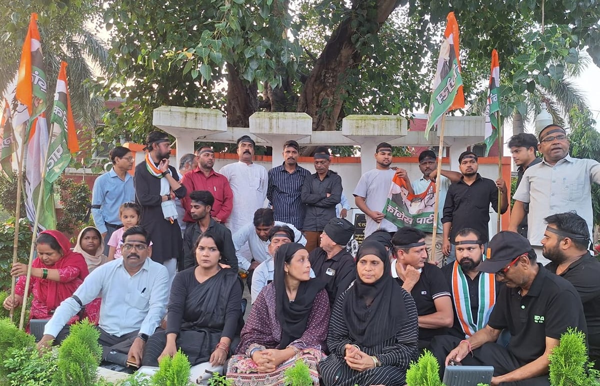 Shahjahanpur News: कांग्रेसियों ने काले कपड़े पहनकर मनाया काला दिवस