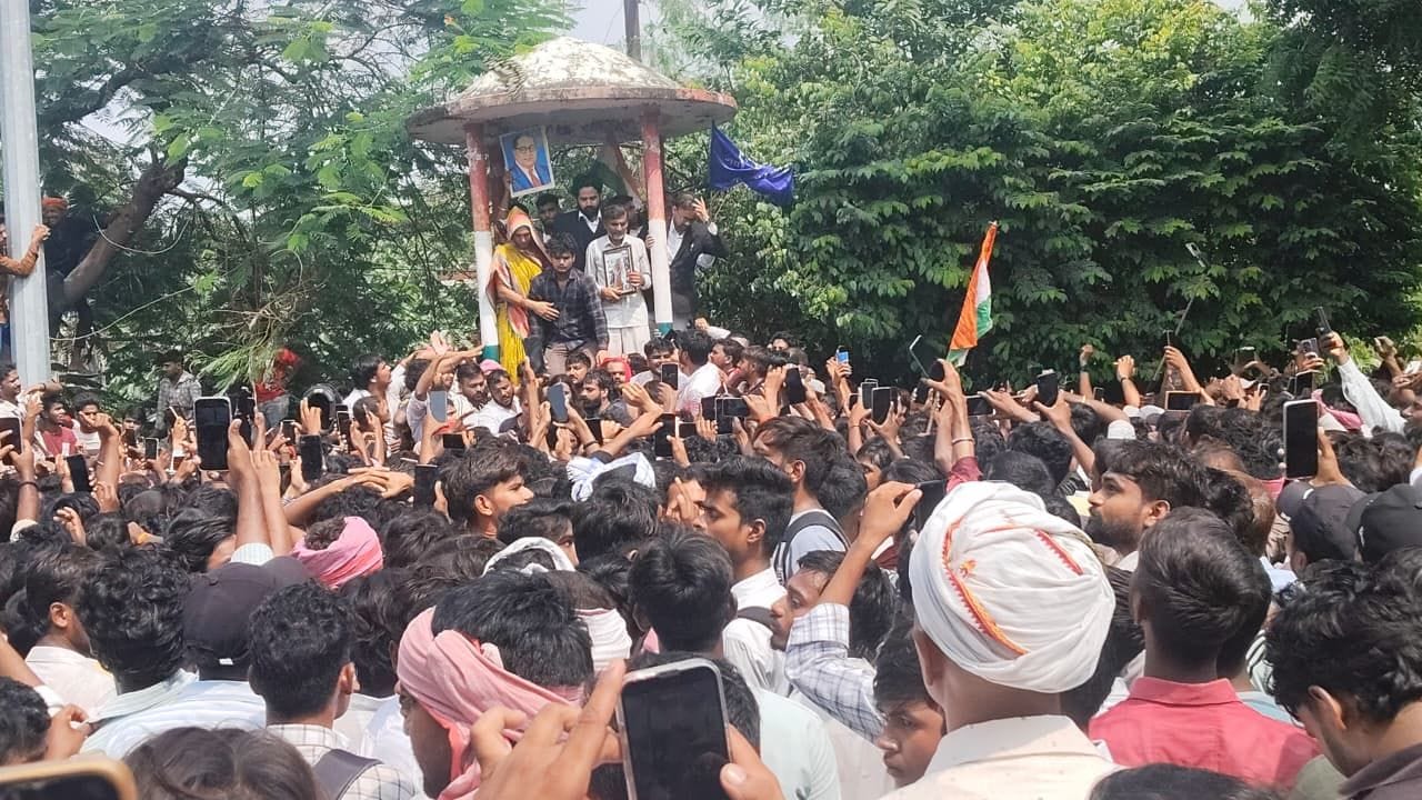 . शहर के तिकोनिया पार्क में समर्थकों से बात करते यूट्यूबर व उनके परिजन। -संवाद