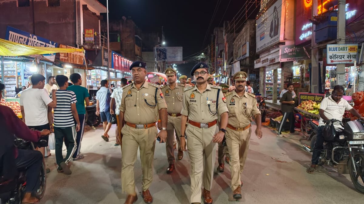 Deoria News: त्योहारों पर सुरक्षा व्यवस्था परखने निकले एसपी