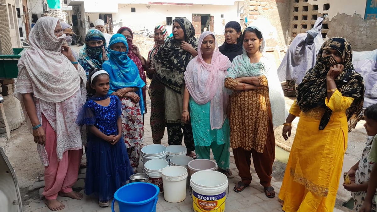 Agra News: शहीद नगर में ट्यूबवेल खराब, 100 घरों में पानी का संकट
