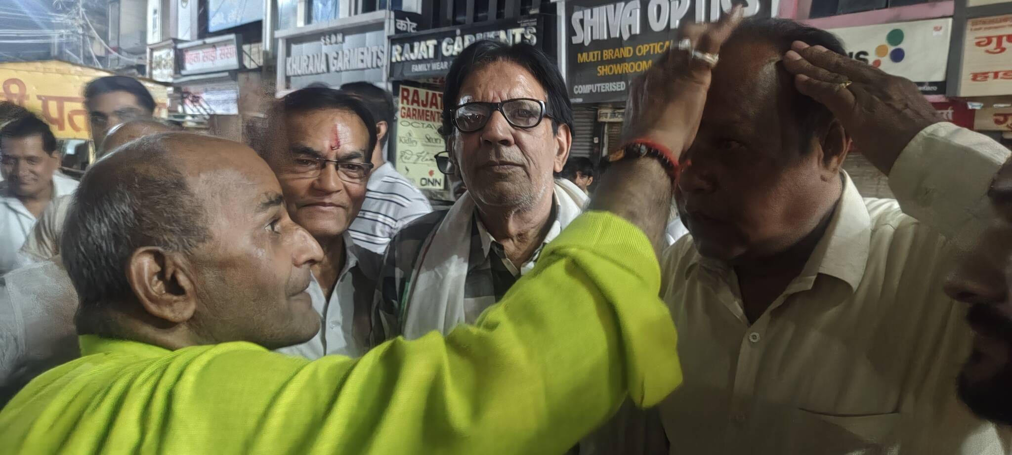 शिलापूजन के बाद कलाकारों को तिलक करते पंडित। स्रोत : कमेटी