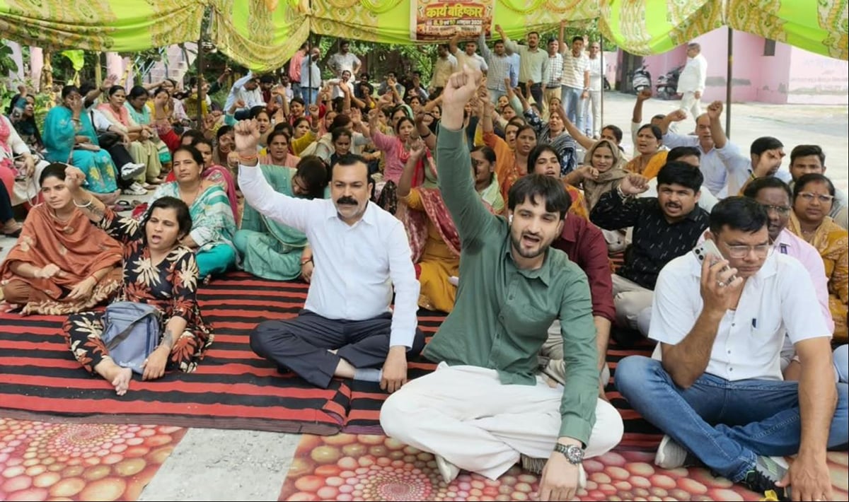 Shamli News: एनएचएम संविदा कर्मियों की हड़ताल से स्वास्थ्य सेवाएं प्रभावित