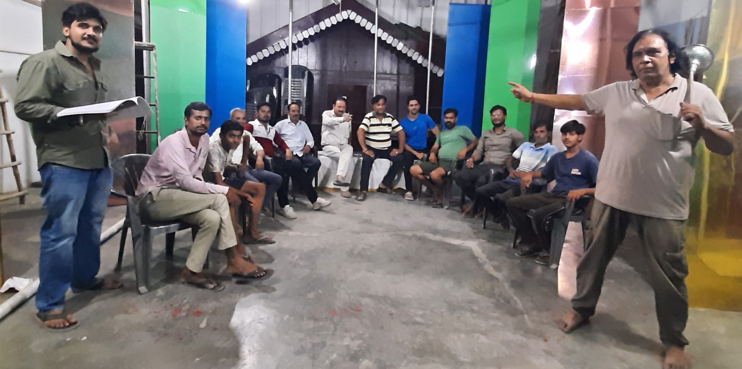 श्रीराम मंदिर रेलवे ड्रामेटिक क्लब में मंचन की रिहर्सल करते कलाकार। स्रोत : क्लब