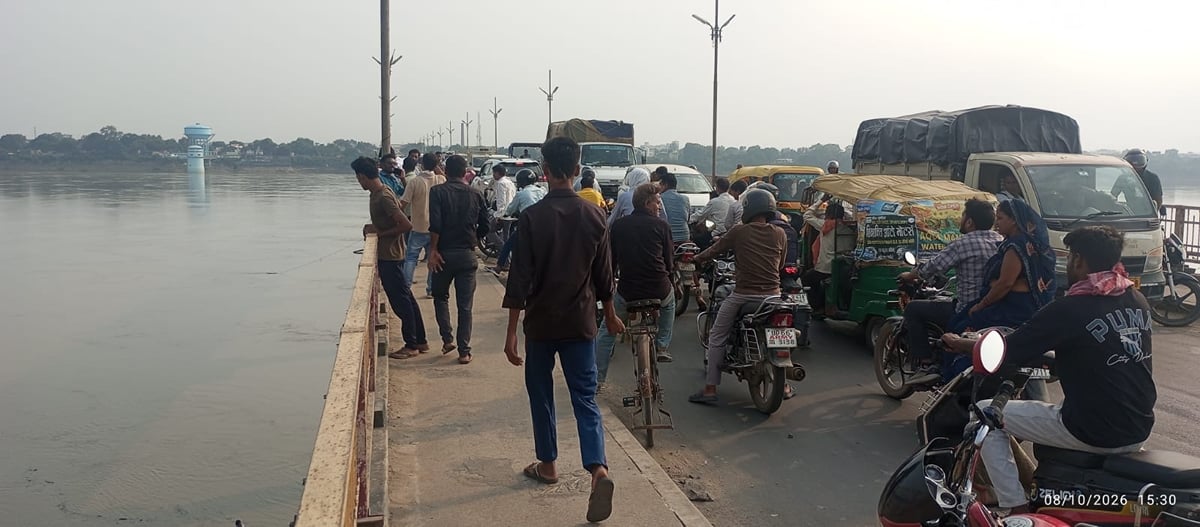 Mirzapur News: शास्त्री पुल की रेलिंग पर बैठकर रील बनवा रहा युवक गंगा में गिरा, तलाश में जुटी पुलिस