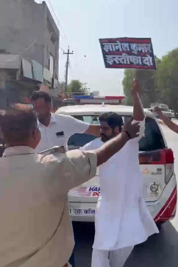 दिल्ली कूच से पहले कांग्रेस नेताओं को हिरासत में लेती पुलिस। 