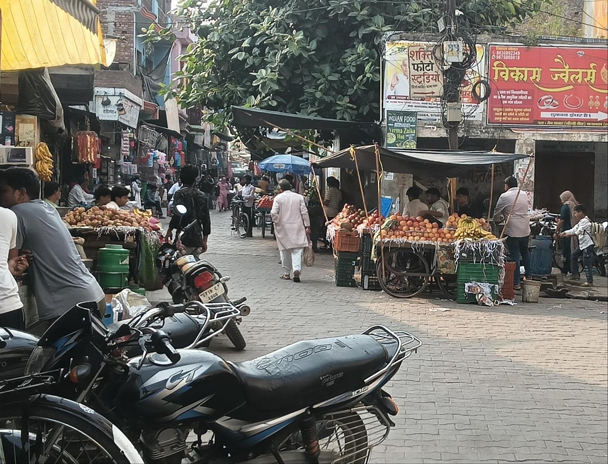 Shamli News: ठेलियों के अतिक्रमण से जूझ रहा थानाभवन का चौक बाजार