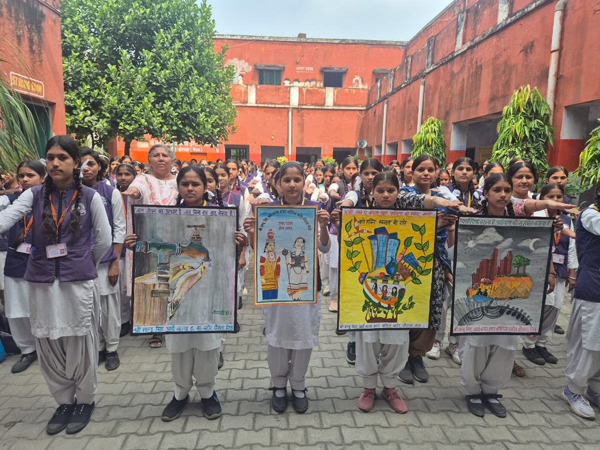 Meerut News: छात्राओं ने ली राष्ट्र की एकता और पर्यावरण संरक्षण की शपथ
