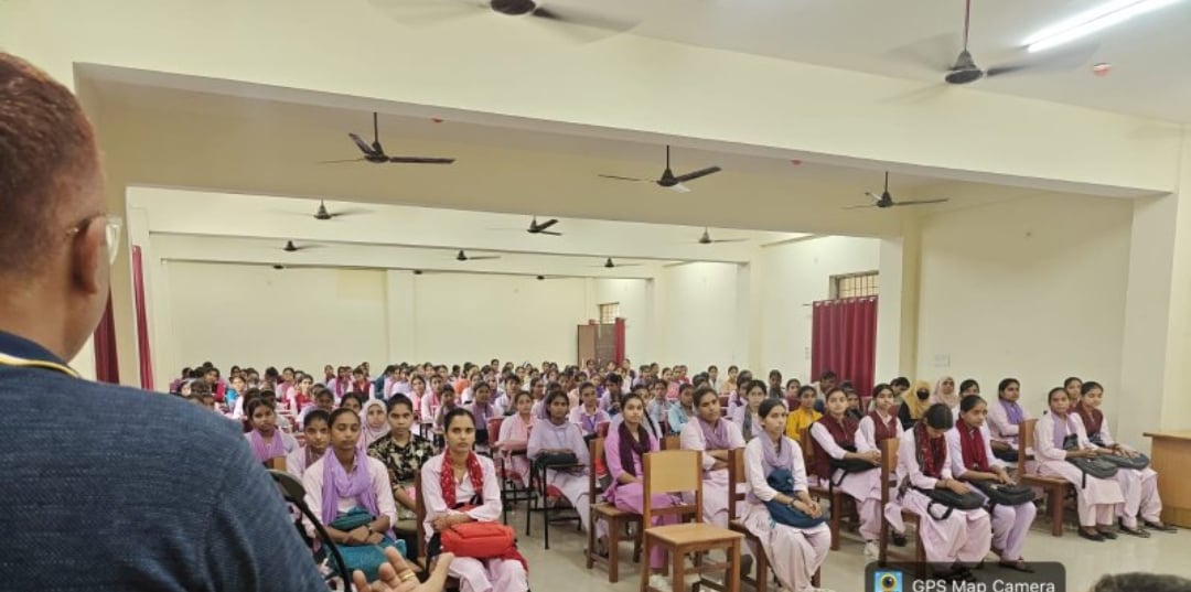 Meerut News: छात्राओं को साइबर धोखाधड़ी से बचने के तरीके बताए