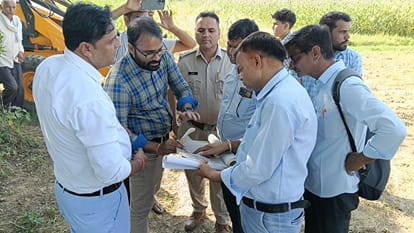 दौसा जिले की कुंडल तहसील में अतिक्रमण हटाने की कार्रवाई के दौरान मौके पर मौजूद टीम