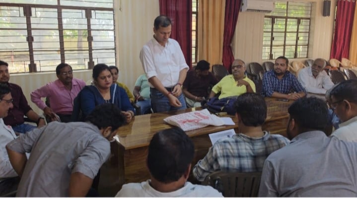 Bijnor News: मांग पूरी न होने पर लेखपालों ने छोड़ा सरकारी व्हाट्सएप ग्रुप
