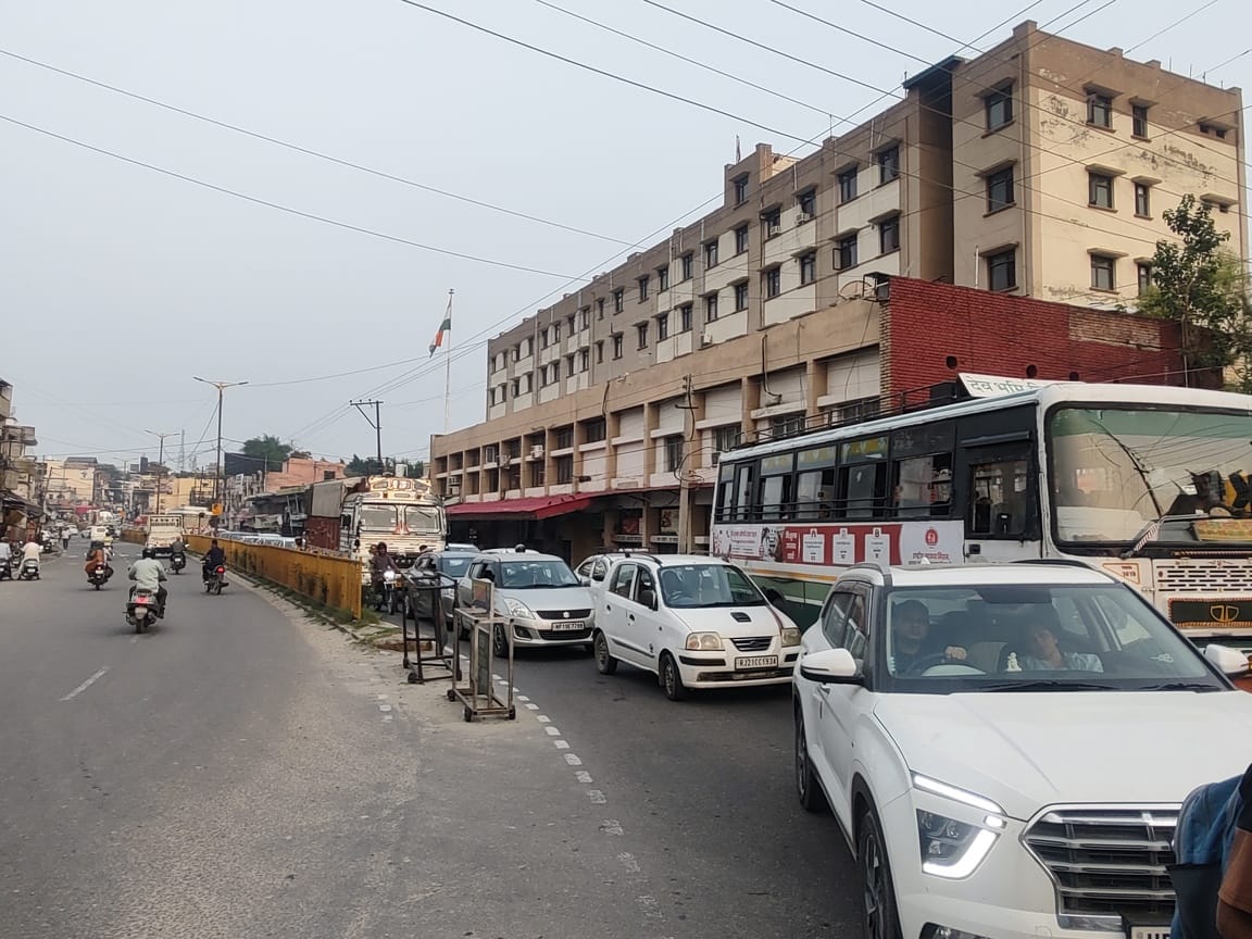 ऊना के पुराना बस स्टैंड में कार बस ट्रक के बीच हुई टक्कर के बाद लगा जाम। संवाद