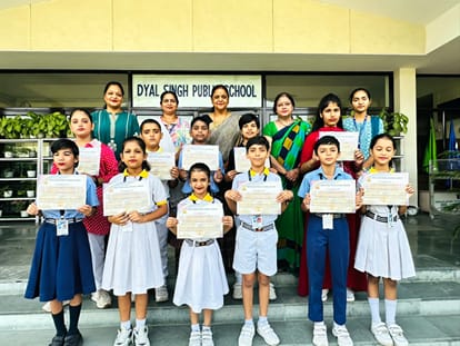विजेता टीम को सम्मानित करती मुख्याध्यापिका डॉ. नीलम वत्स व अन्य। स्रोत : संस्थान