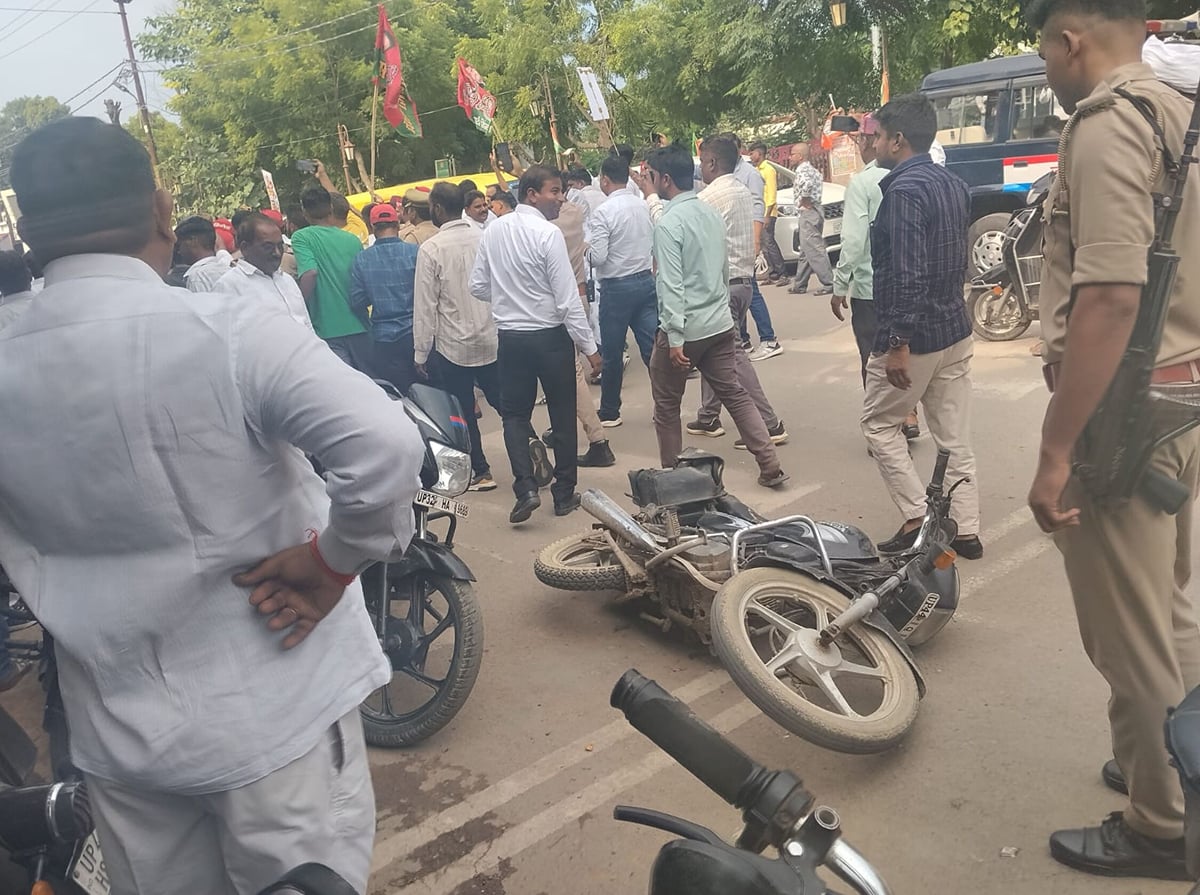 Sultanpur News: पुतला छीनने में पुलिस-सपाइयों में धक्कामुक्की