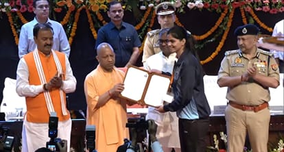 वॉलीबॉल खिलाड़ी अनन्या राय को नियुक्ति पत्र देते सीएम योगी आदित्यनाथ