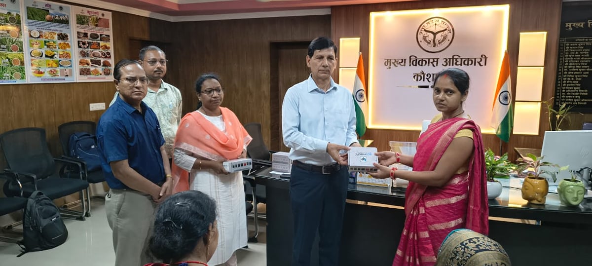 Kaushambi News: विद्युत सखियों को मिले थर्मल प्रिंटर, अब मौके पर देंगी बिल की रसीद