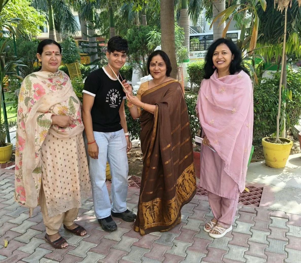 09जेएनडी02: कबड्डी में स्वर्ण पदक विजेता टीम की खिलाड़ी स्वीटी को हिंदू कॉलेज में प्राचार्य डॉ