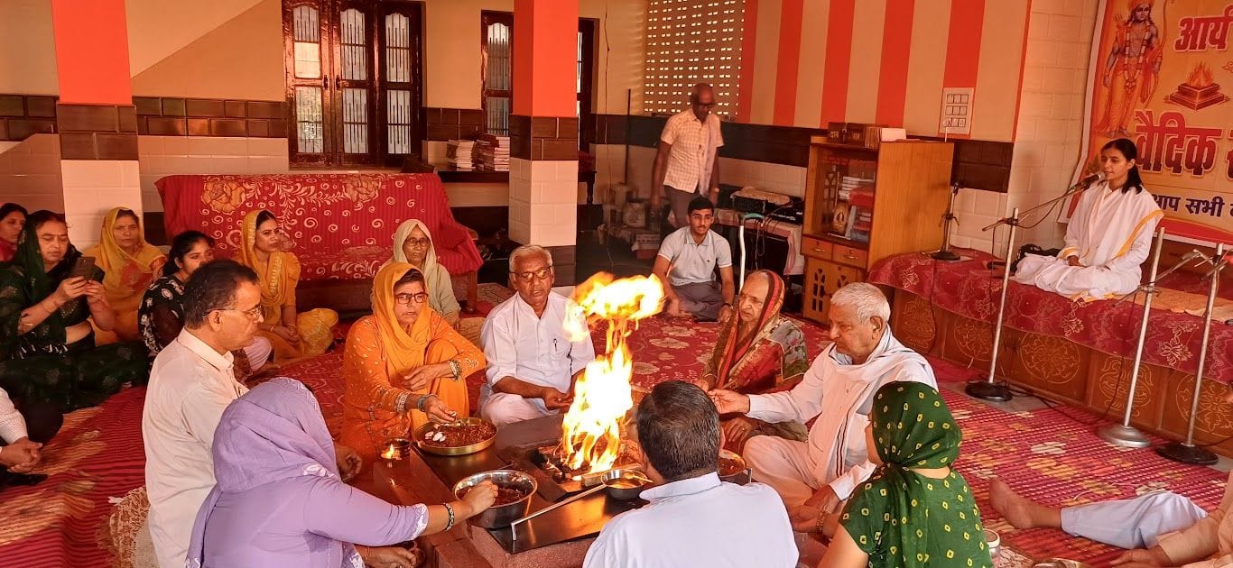 09जेएनडी05: दिवसीय वैदिक सत्संग समारोह का शुभारंभ हवन के साथ करते हुए आयोजक। स्रोत: आयोजक
