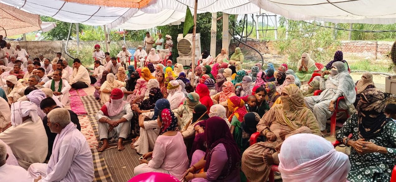 09जेएनडी22: हाट गांव में धरने पर बैठे ग्रामीण। संवाद