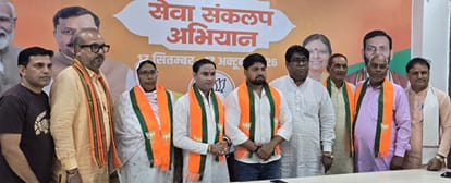 09jjrp04- भाजपा कार्यालय में ज्वाइनिंग करवाते जिलाध्यक्ष विकास वाल्मीकि, भाजपा नेता संजय कबलाना