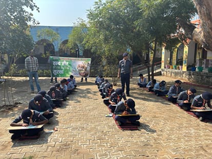 09jjrp10- दूबलधन के सरकारी स्कूल में आयोजित प्रतियोगिता में भाग लेते बच्चे स्रोत : आयोजक