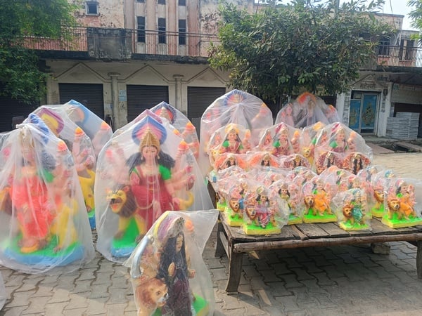 Hathras News: पांच सौ से 15 हजार रुपये तक बिक रहीं दुर्गा मां की प्रतिमाएं