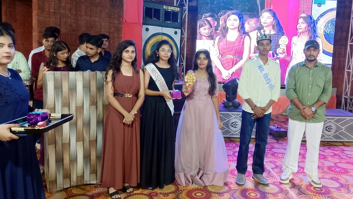 Bhadohi News: मयंक मिस्टर फ्रेशर और गरिमा और एंजल बनीं मिस फ्रेशर