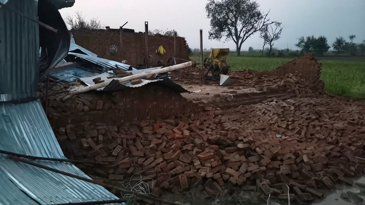 Firozabad News: आंधी के साथ गिरे ओले, आटा चक्की की दीवार ढही, बच्ची समेत दो की मौत