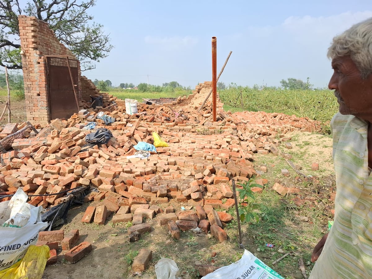 Firozabad News: जसराना में आंधी-बारिश से तबाही, 125 से अधिक बिजली के पोल टूटे