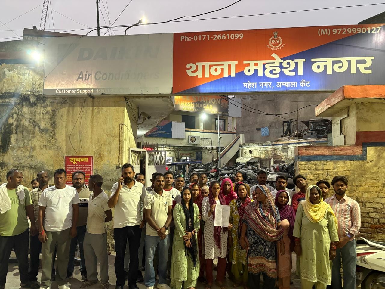 अंबाला छावनी के महेशनगर थाने में खड़े ब्राह्माण माजरा गांव के लोग। संवाद