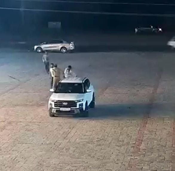 अंबाला सिटी के नग्गल थाने के एसएचओ पर हमले की फोटो। सीसीटीवी