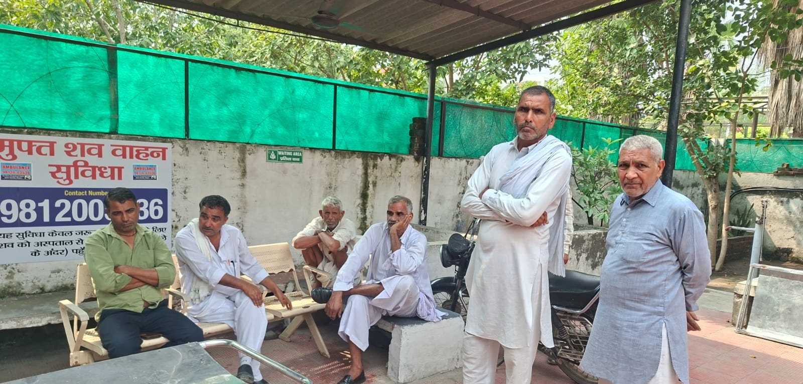 अंबाला सिटी के नागरिक अस्पताल में पोस्टमॉर्टम के दौरान खड़े मृतक के परिजन। संवाद