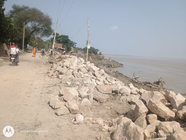 Kushinagar News: नारायणी नदी के कटान से लोगों में दहशत, तटबंध के किनारे 50 परिवार सहमे