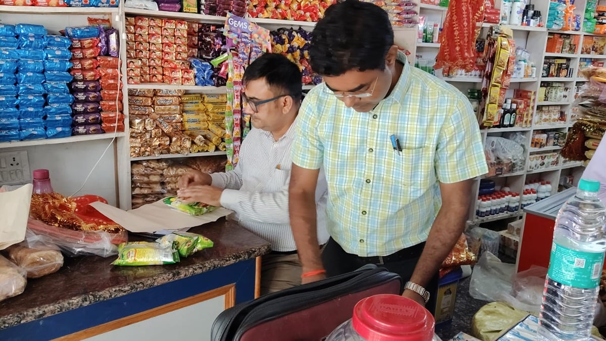 Ambedkar Nagar News: जांच के लिए खाद्य पदार्थों के छह नमूने लिए