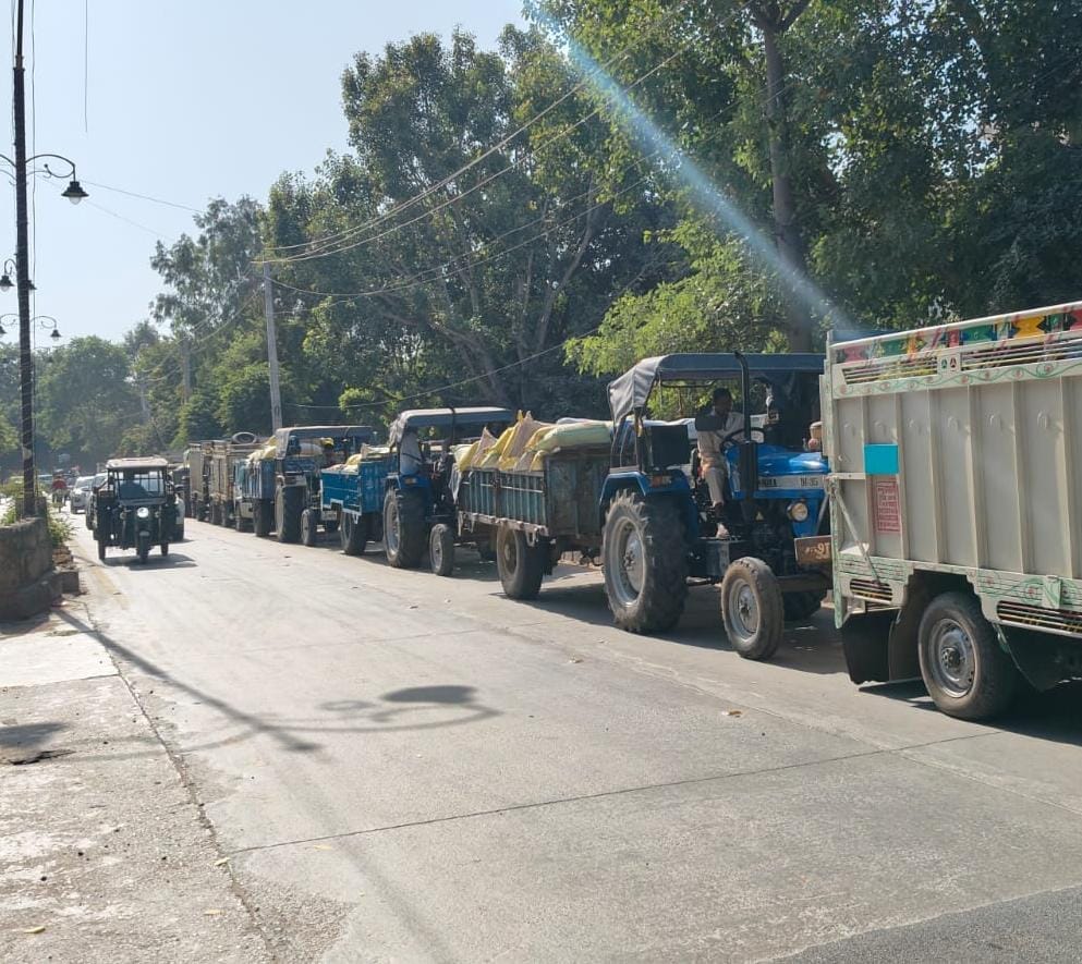 अनाज मंडी गेट के बाहर लगी ट्रैक्टर की कतार। संवाद