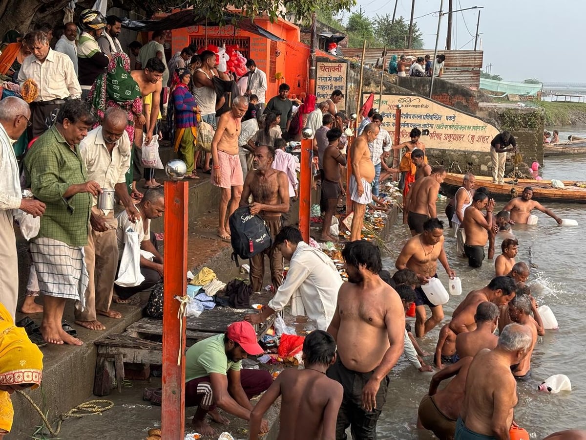 पितृ विसर्जनी अमावस्या : गंगा स्नान कर श्रद्धालुओं ने जलदान-तर्पण कर पितरों को दी विदाई