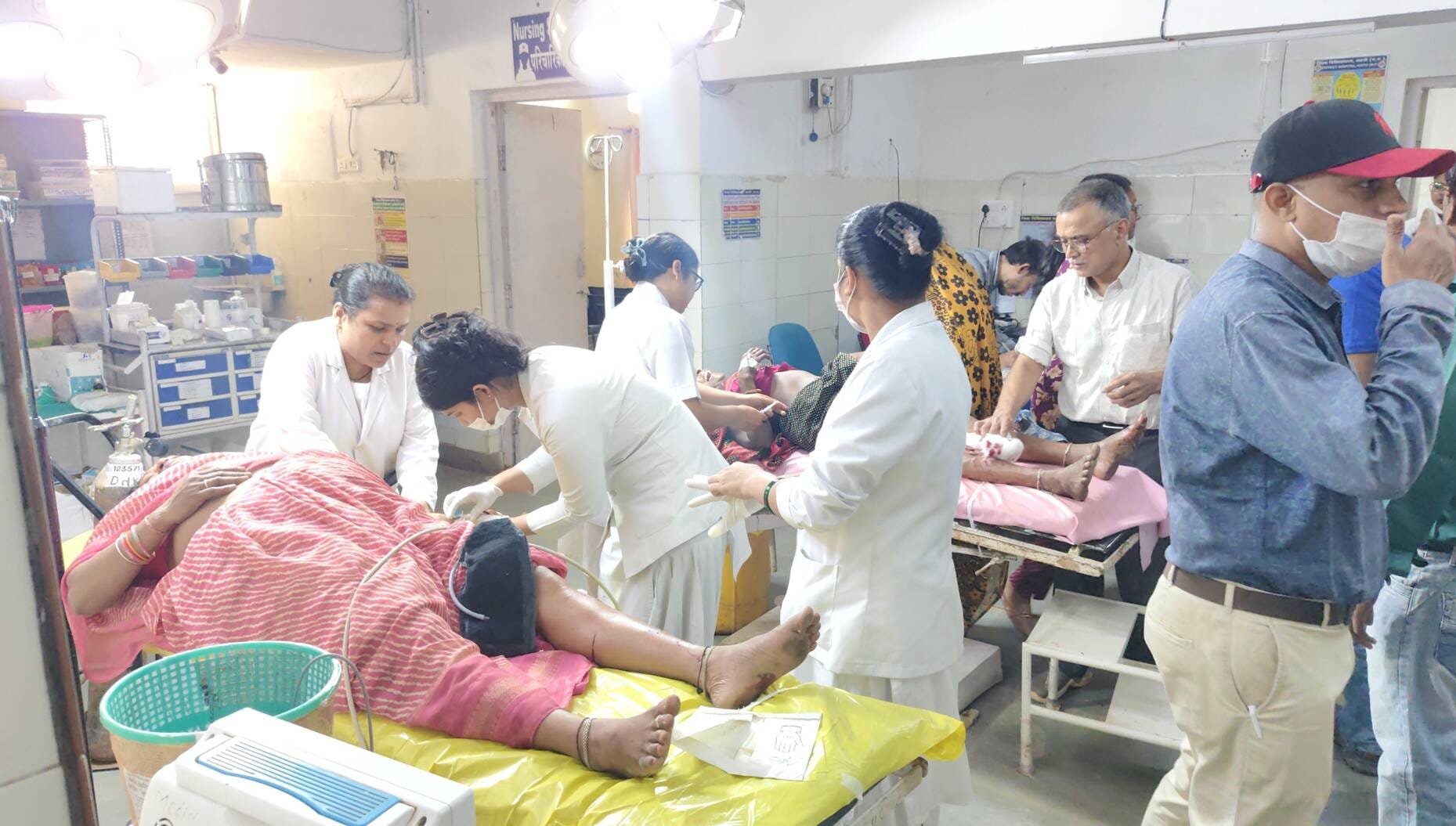अनियंत्रित बस पलटी, एक बच्ची की मौत और एक दर्जन से अधिक घायल।