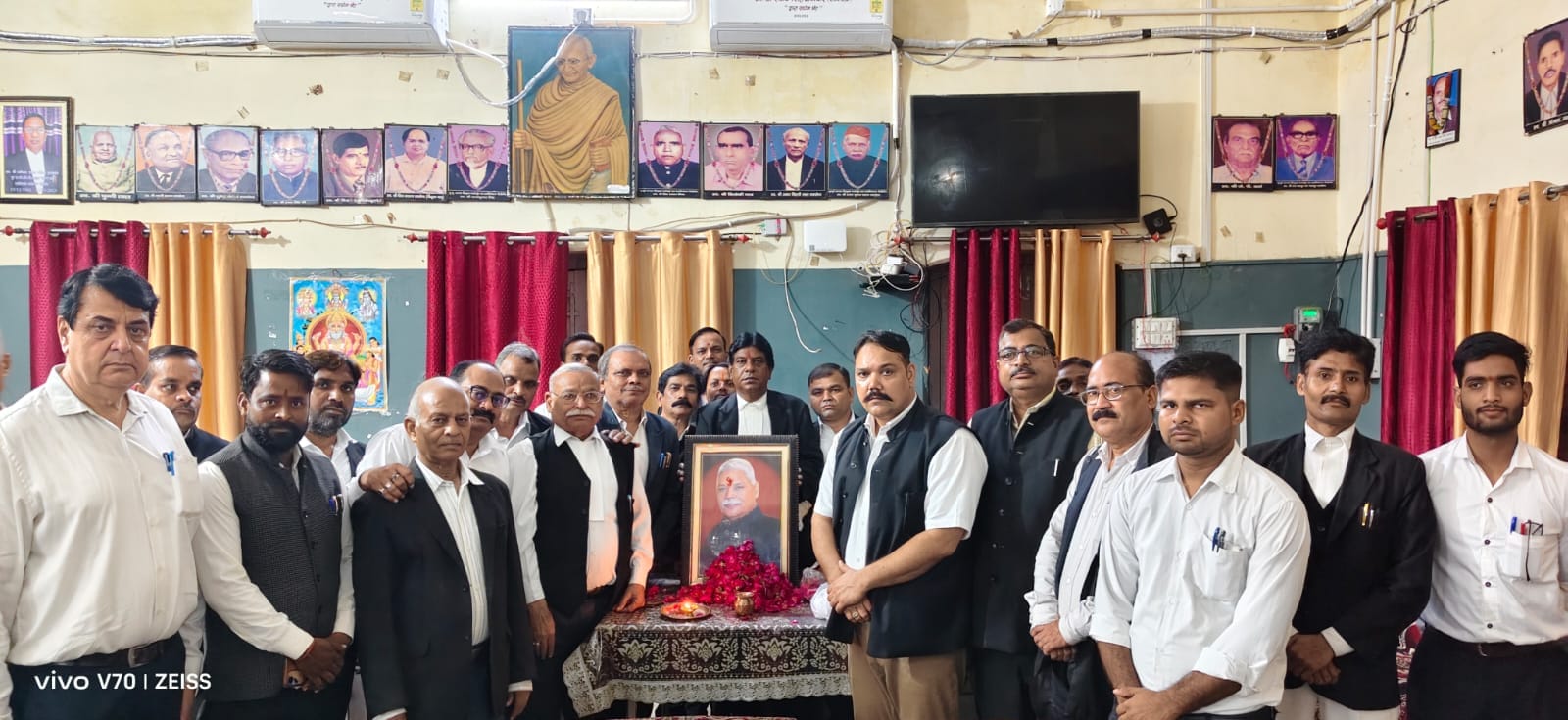 अधिवक्ता अवधेश की पुण्यतिथि में शामिल अधिवक्ता। संवाद