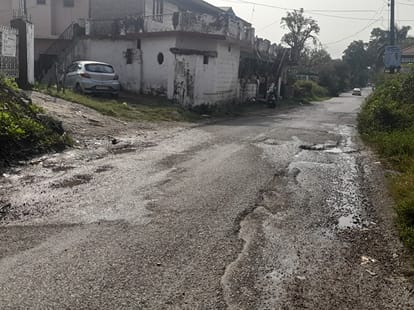 बगली चौक मटौर से चैतड़ू मार्ग पर बगली के पास बने गड्ढे। -संवाद