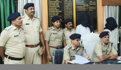 बेगूसराय प्रेस कॉन्फ्रेंस करते पुलिस पदाधिकारी