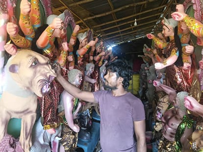 भारतभारी कस्बे में दुर्गा पूजा के पावन अवसर पर  मां दुर्गा की प्रतिमाओं को अंतिम रूप देते कलाका
