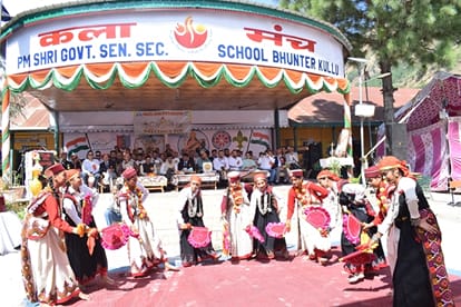 भुंतर के खेलकूद प्रतियोगिता के शुभांरभ मौके पर नाटी डालती छात्राएं।-संवाद