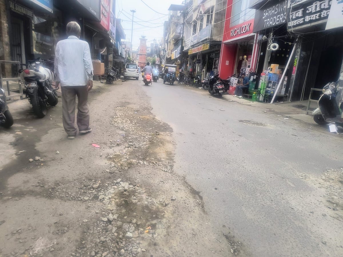 Shahjahanpur News: बारिश ने खोली पोल, शहर में जगह-जगह धंस गईं सड़कें