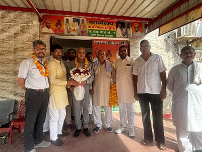 भवनीश कुमार के पदभार संभालने पर स्वागत करते ग्रामीण। संवाद