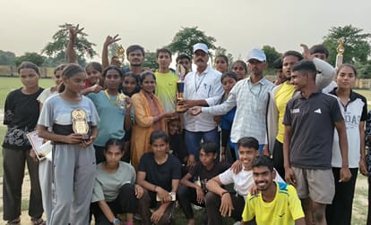 बाजारशुकुल में आयोजित प्रतियोगिता में जीत के पर शील्ड व मेडल के साथ खिलाड़ी। स्रोत : स्कूल