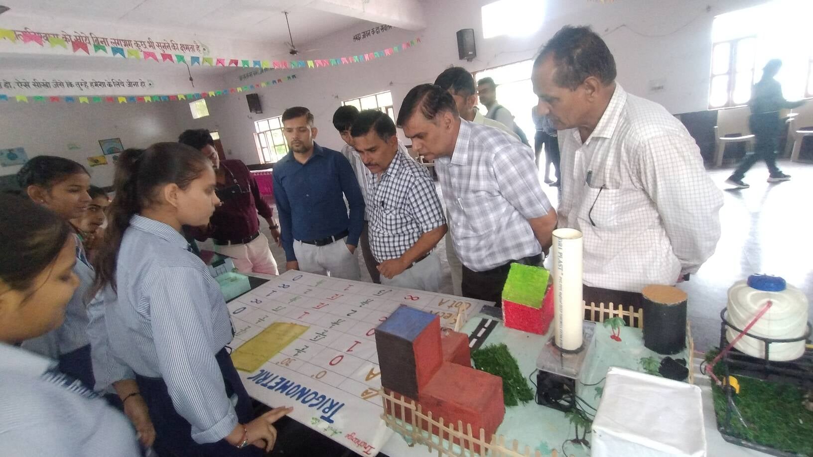 बाल वैज्ञानिक प्रदर्शनी में मॉडल की जानकारी लेते डीएमएस रणवीर सिंह व अन्य। - संवाद