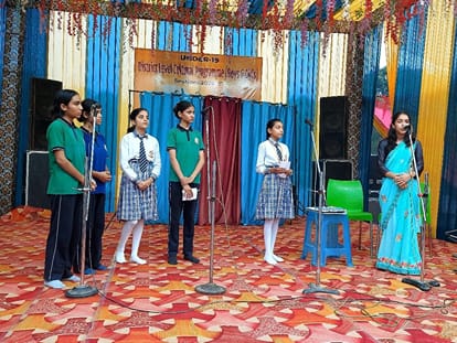 बरठीं स्कूल में आयोजित जिला स्तरीय सांस्कृतिक प्रतियोगिता में प्रस्तुति देती हुई छात्राएं।