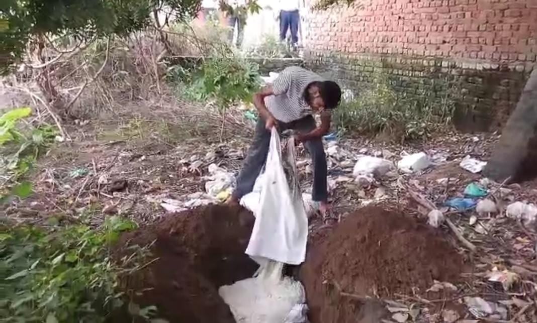 Hapur News: गंदगी के बीच जमीन पर रखकर बनाई जा रही थी चाप, दो क्विंटल नष्ट कराई