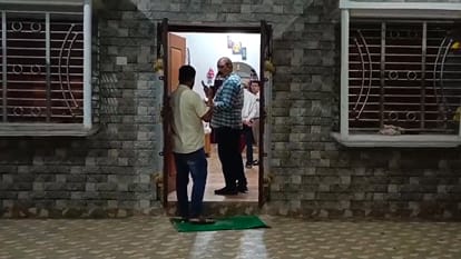 छापेमारी के दौरान एसवीयू टीम